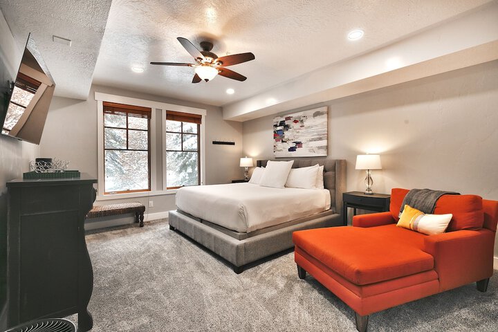 Town Pointe B101 3 Bedroom Condo by RedAwning
