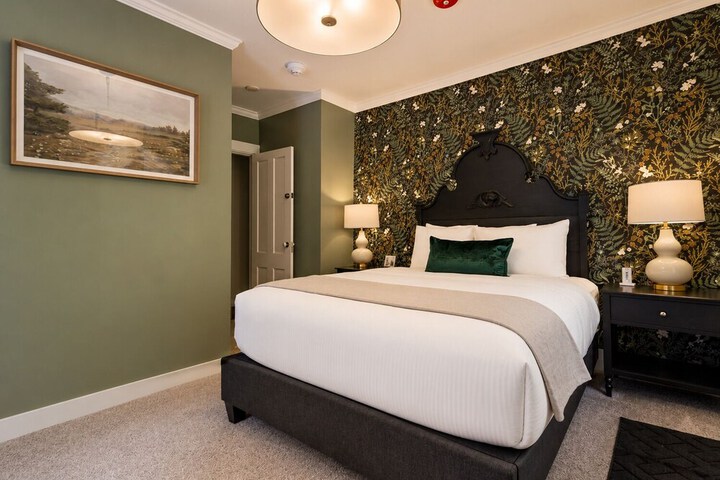 The Aurora Inn & Cottages