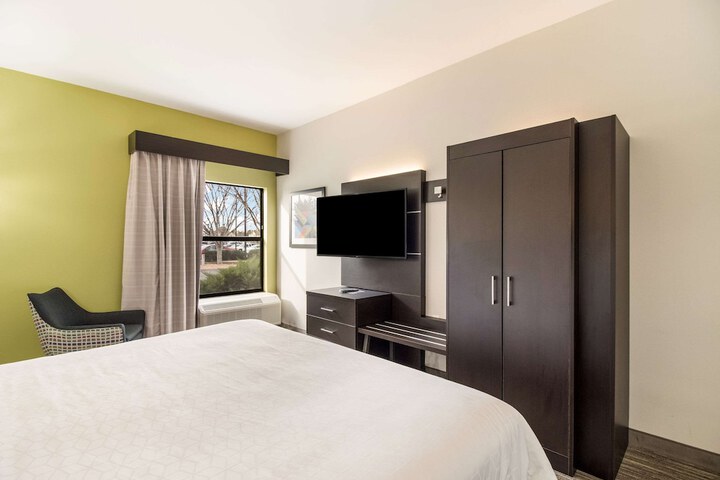 Room 18 of 28