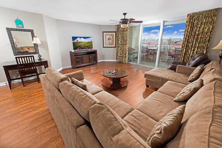 Lounge 47 of 50