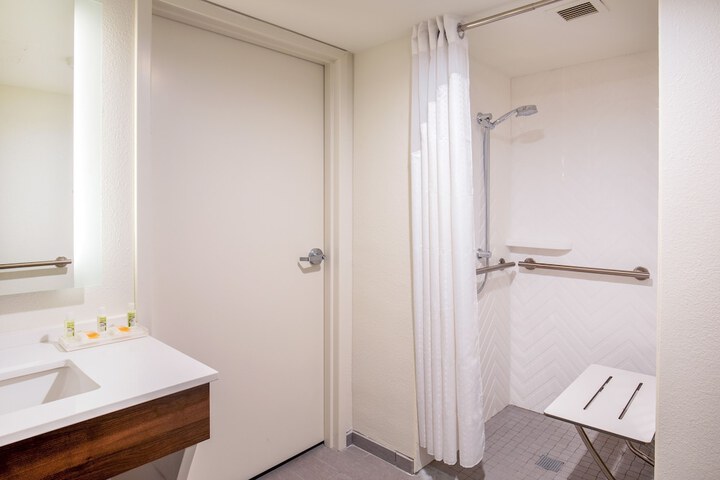 Room 21 of 38