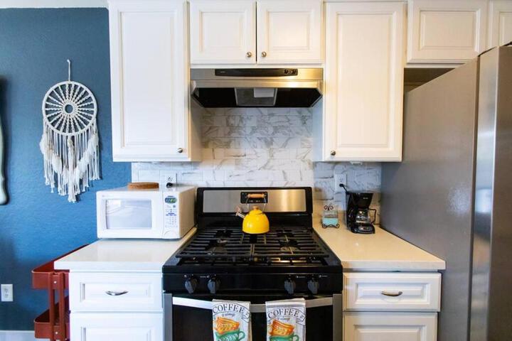 Cali Condo+BBQ+MemoryFoamBeds+12min to Beach