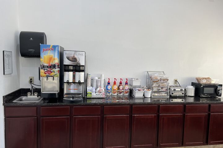 Super 8 by Wyndham Cedar Falls IA - University