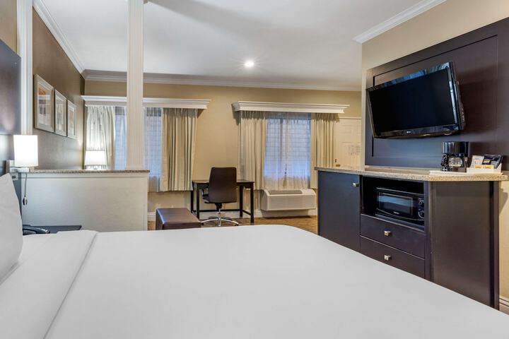 Room 25 of 38