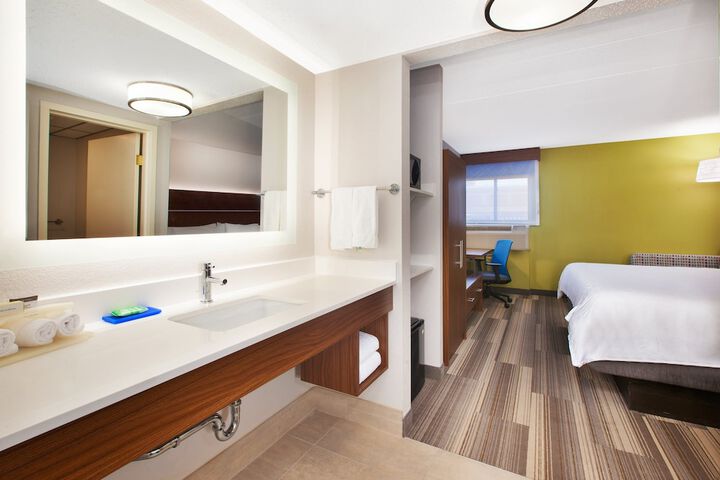 Holiday Inn Express Fairfax - Arlington Boulevard by IHG