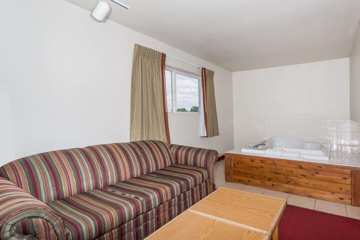 Room 10 of 16