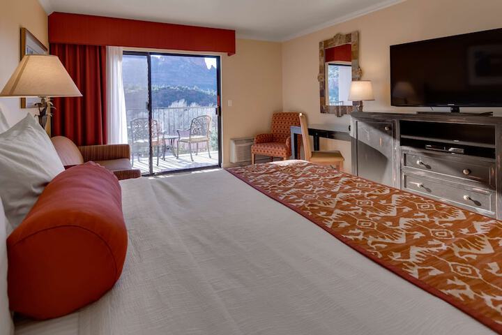 Room 28 of 104