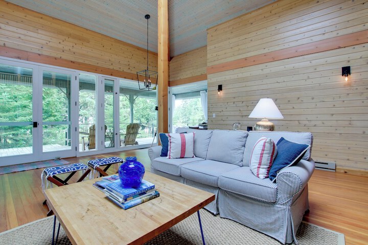 Serene Washington Island Getaway w / Private Beach!