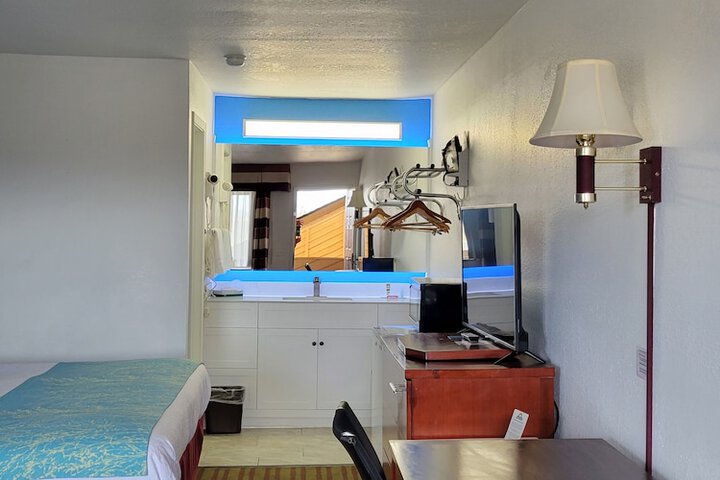 Room 10 of 26