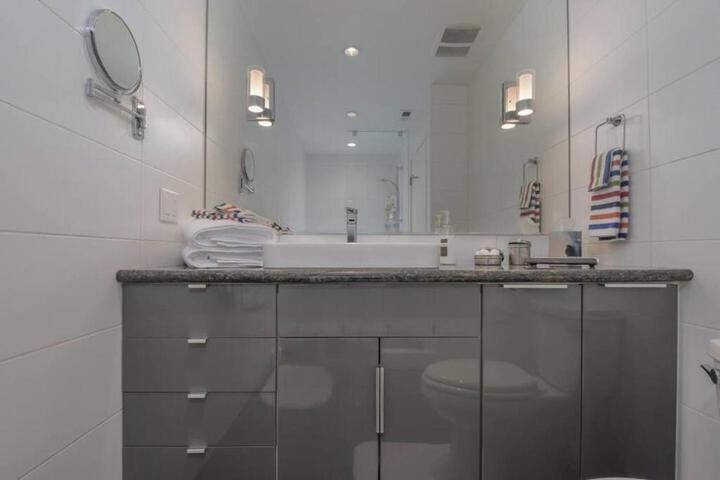 Large eclectic 1 BR above restaurant 15min to PDX