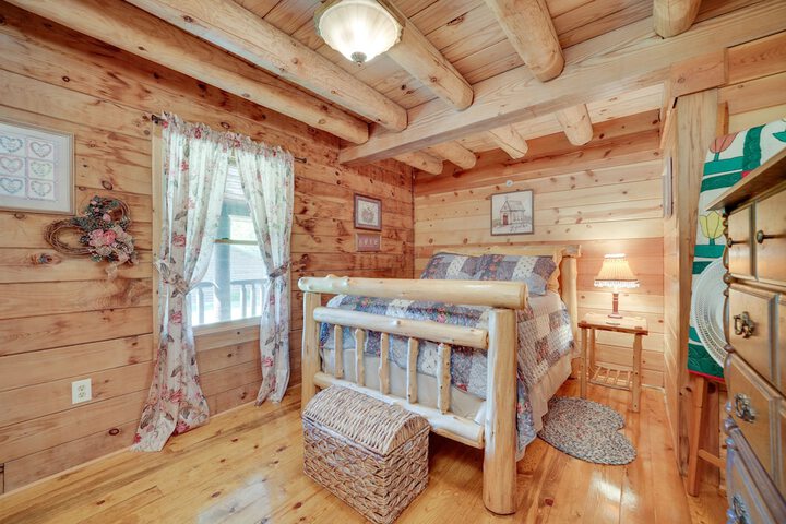 Secluded Broken Bow Cabin w / Fire Pit and Deck!