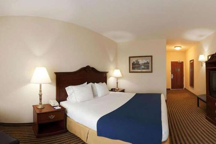 Holiday Inn Express & Suites Waxahachie by IHG