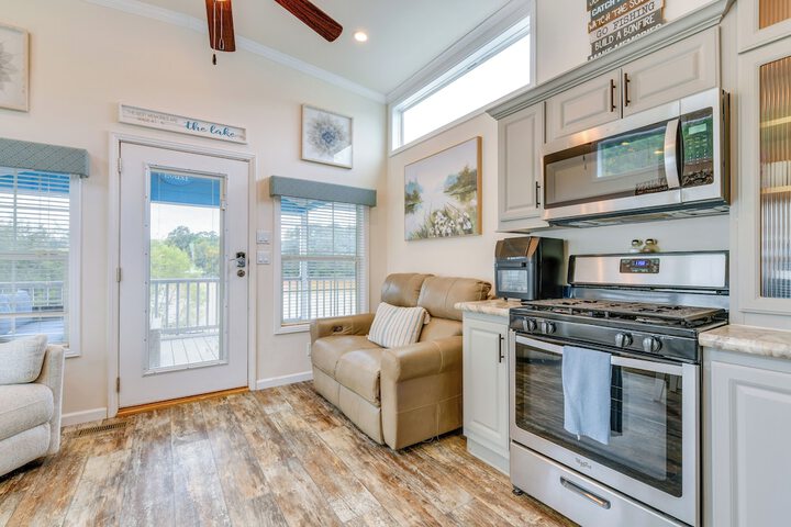 Waterfront Lake Norman Cabin w / Screened Porch!