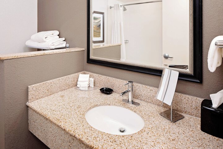Courtyard by Marriott Pittsburgh West Homestead / Waterfront