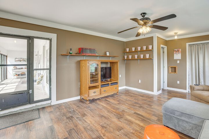 Clanton Cottage w / Charcoal Grill & Porch!