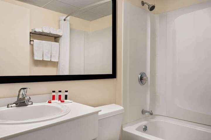 Super 8 by Wyndham Liverpool / Syracuse North Airport