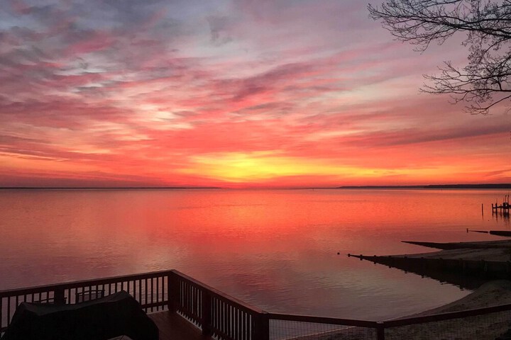 Riverfront Colonial Beach Home w / Private Beach!