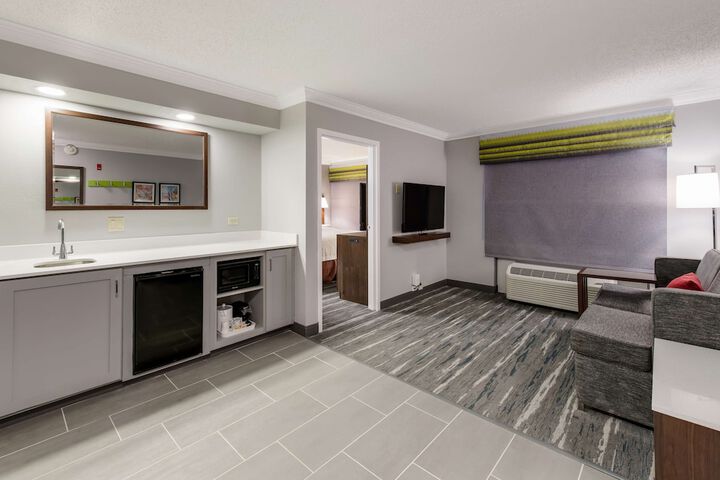 Hampton Inn & Suites Chicago / Hoffman Estates