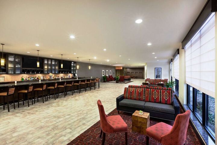 Lounge 31 of 34