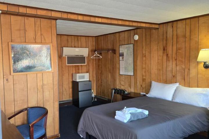 Russells Motel