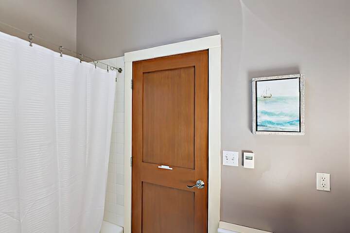 Room 3 of 28