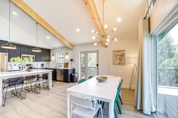 Pine Cabin w / Large Deck & Scenic Mountain Views!