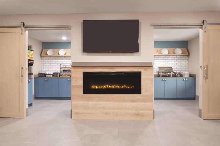 Country Inn & Suites by Radisson Waterloo, IA
