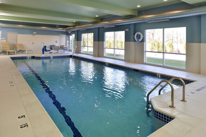 Holiday Inn Express & Suites Farmington Hills - Detroit by IHG