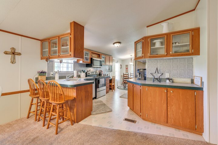 Sunny Florida Escape w / Screened-in Patio & Grill!
