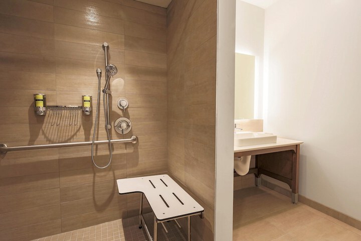 Room 32 of 40