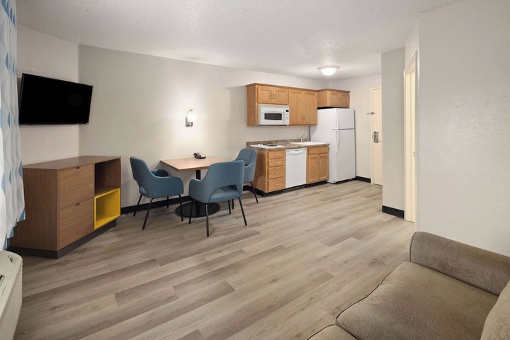 Days Inn & Suites by Wyndham Green Bay WI.