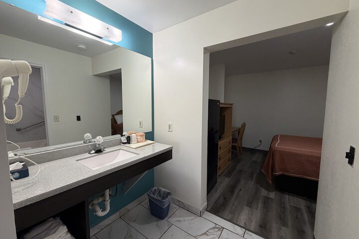 Economy Inn & Suites