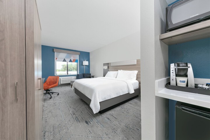 Holiday Inn Express Hotel & Suites Winnie by IHG