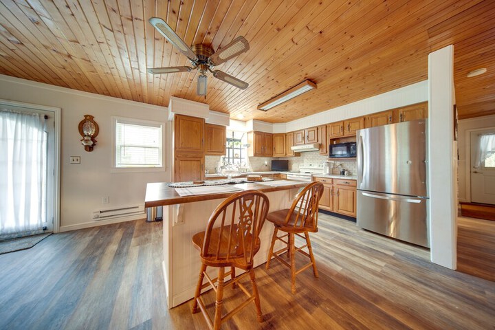 North Jackson Vacation Rental w / Wraparound Deck!