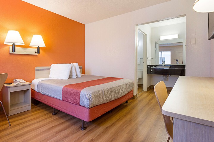 Room 14 of 32