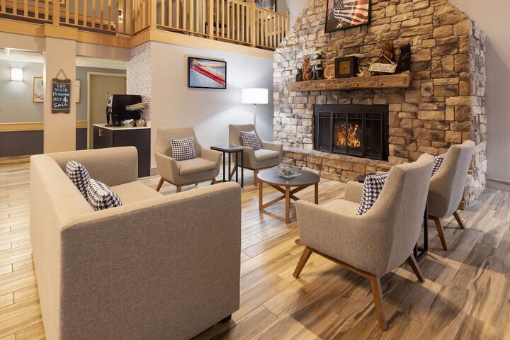 AmericInn by Wyndham Douglas / Saugatuck