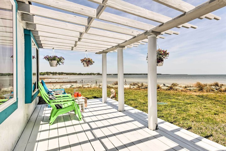 Oceanfront White Stone Cottage w / Private Beach!