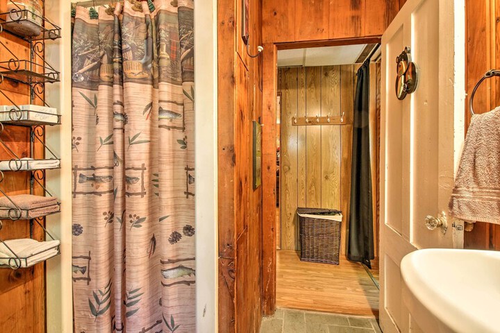 Pet-friendly Cabin w / Fire Pit BBQ & Great Deck!