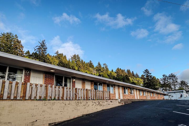 Four Winds Motel