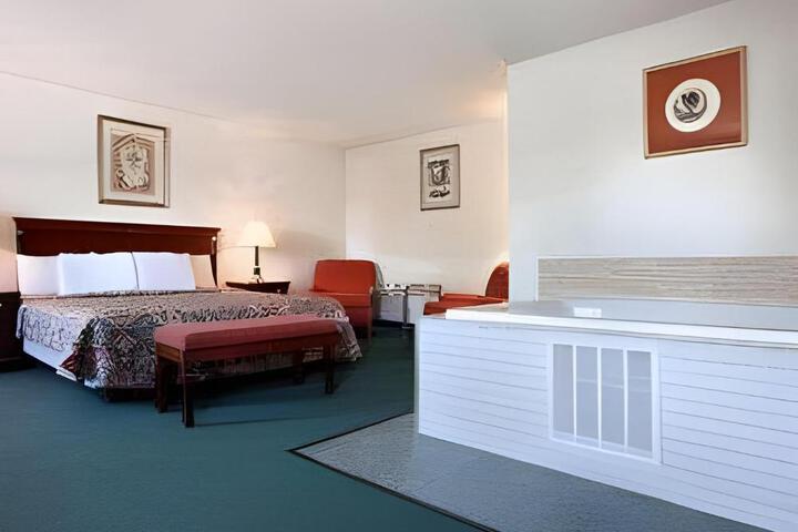 Travelodge by Wyndham Waukegan Gurnee