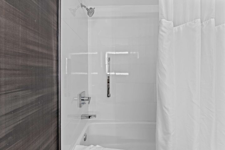Room 13 of 32