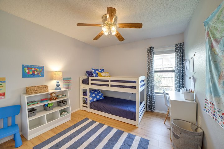 Family-friendly Broken Arrow Retreat w / Yard!