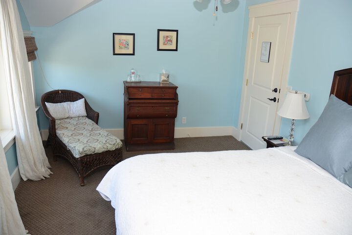 Room 27 of 84