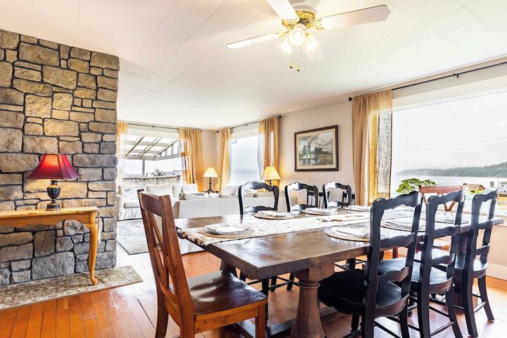 Private Beach Access + Water Views! Sleeps 18 Historic 6bdr Farmhouse w / Deck