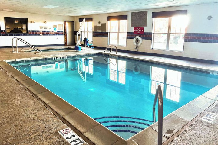 Country Inn & Suites by Radisson Crystal Lake, IL
