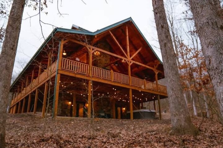 Sleeps 16! Luxury Cabin With Game Room & Hot Tub