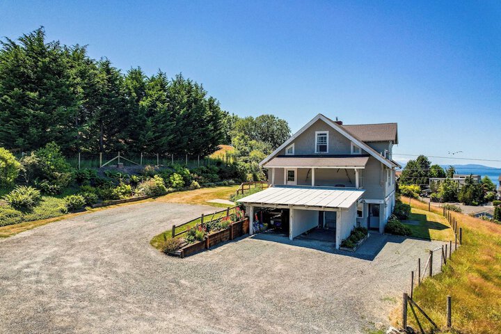 Private Beach Access + Water Views! Sleeps 18 Historic 6bdr Farmhouse w / Deck