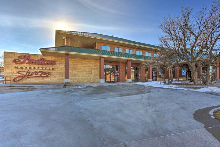 Main Street Strugis Apt w / High-end Features