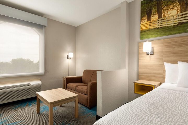 Days Inn & Suites by Wyndham Prattville-Montgomery