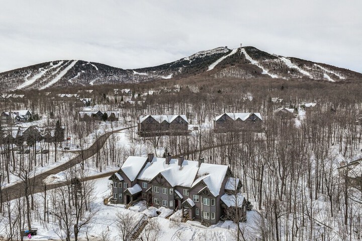 Ski-in Resort Family Condo w / Deck at Jay Peak!